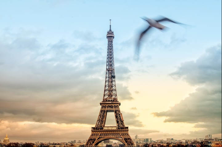 En París, la Torre Eiffel se ilumina de dorado por las noches. Foto Shutterstock