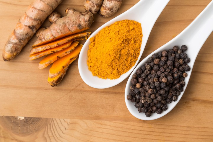 Cúrcuma y pimienta negra, dos productos que se potencian.