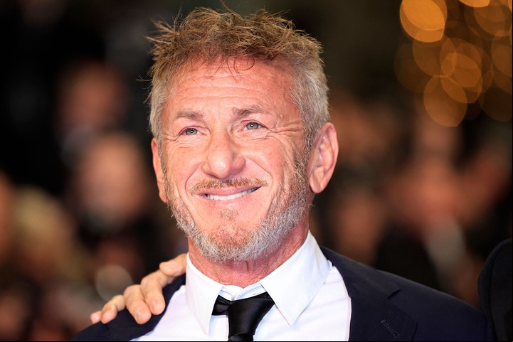 Sonriente, pero filoso como siempre, Sean Penn en la première mundial de "Black Flies". Foto AFP