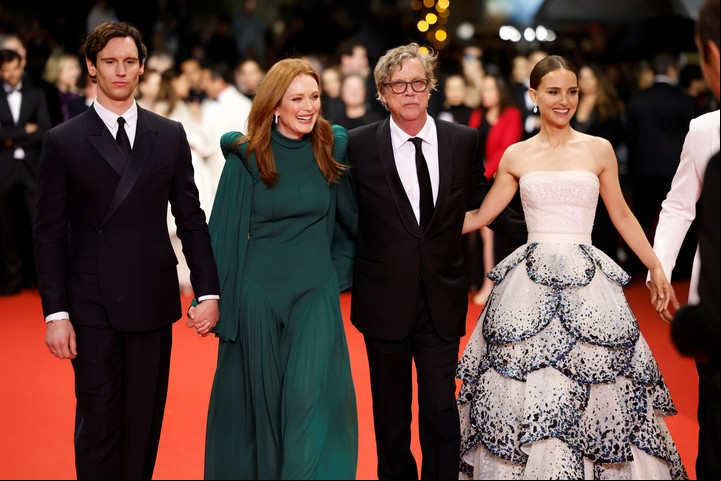 Moore, Haynes y Portman, que se puso lo primero que encontró, caminan por la alfombra roja de "May December". Foto EFE