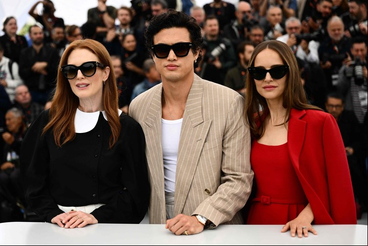 Todos con anteojos, aunque no haya sol. Julianne, Charles Melton ("Riverdale") y Natalie, en el photocall. Foto AFP