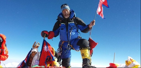 Un escalador nepalí igualó el récord obtenido la semana pasada de 27 cumbres en el Everest