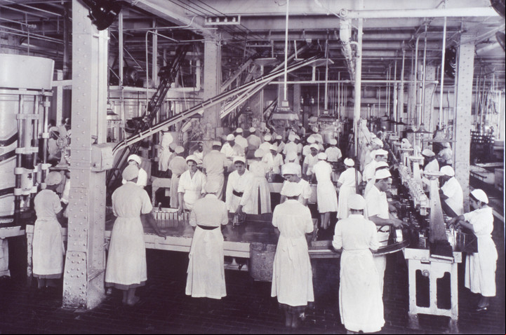 Mujeres trabajadoras del frigorífico Swift a principios del siglo veinte. / Archivo Clarín