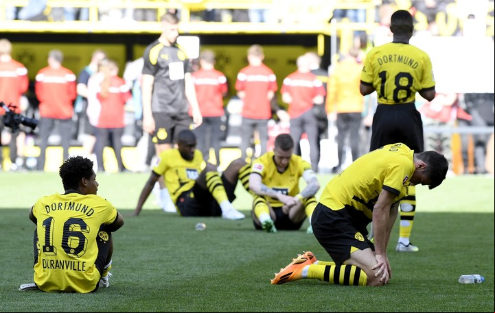 Los jugadores del Borussia Dortmund dejaron escapar el título en la última fecha. (EFE)