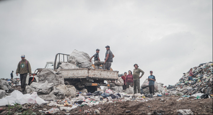 Decenas de recolectores esperan la llegada de un camión de la basura.
Foto: Rafael Mario Quinteros
