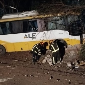 Trágico accidente de un micro en Salta: una mujer murió y hay al menos 20 heridos