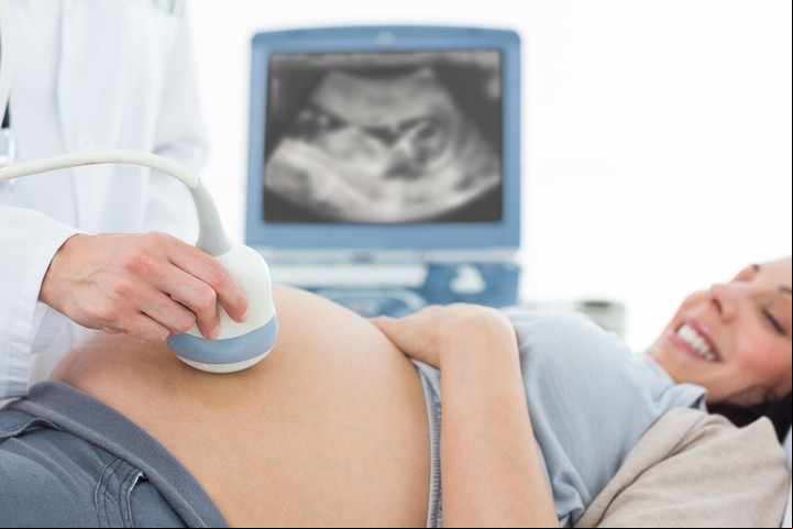 Las familias monoparentales están formadas por una persona adulta con uno o más hijos. Foto ilustración Shutterstock.