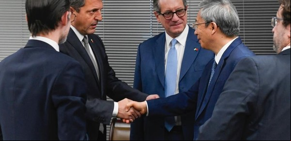 Swap con China: la oposición teme que se hayan aceptado "condiciones leoninas" y pide citar a Sergio Massa y Miguel Pesce