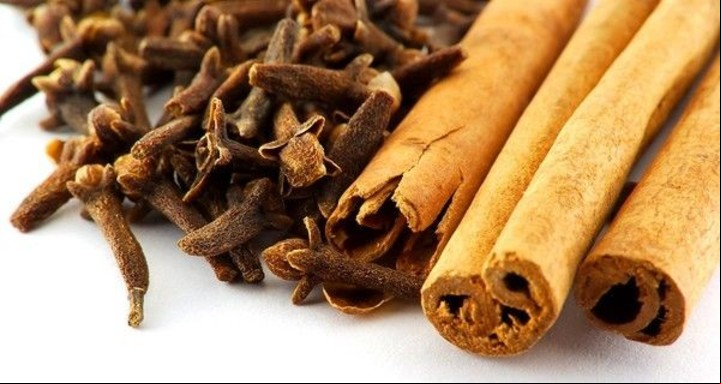 Hay rituales con canela con diferentes fines: cortar la envidia y atraer el amor, entre otras cosas.