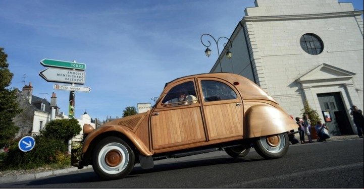 Un ebanista hizo esta joya utilizando madera de nogal para los guardabarros, de peral y manzano para la carrocería, y de cerezo para las puertas y el maletero (AFP).