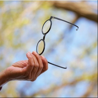 ¿Es malo leer de cerca? 9 mitos y verdades sobre la salud ocular