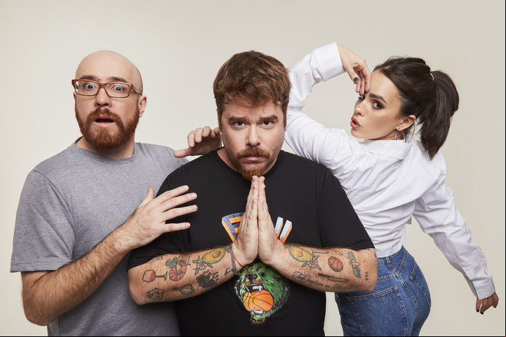 Migue Granados, entre Julián Lucero y Sofi Morandi, sus compañeros en "Soñé que volaba". Foto Prensa