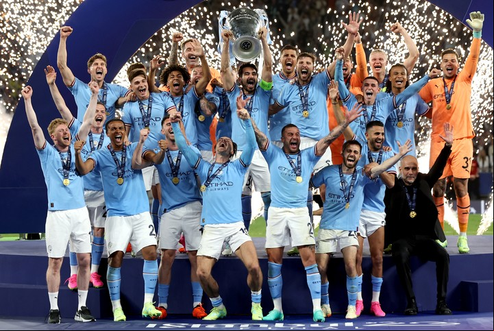 La más deseada. Los jugadores del City levantando la Orejona. Foto EFE/EPA/TOLGA BOZOGLU