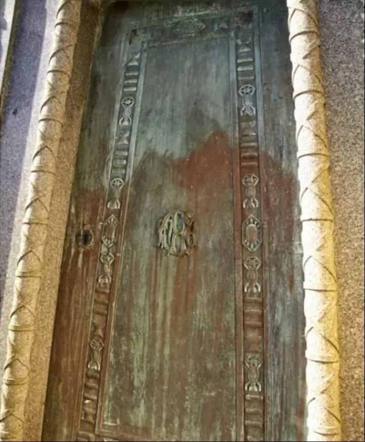 La puerta del mausoleo que no se abre desde hace 100 años.