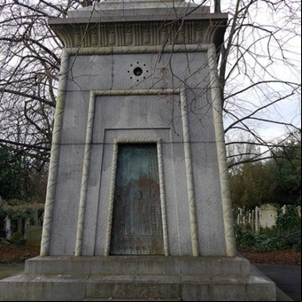 El mausoleo sin llave en un cementerio de Londres que ocultaría una máquina del tiempo