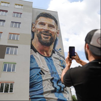 Un argentino pintó un mural de Messi de 30 metros de altura en Albania