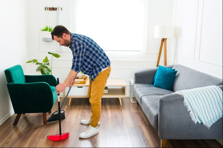 Nunca barrer o limpiar la casa el 1 de enero. Se interpreta como una forma de expulsar o “barrer hacia afuera” la buena fortuna recibida con la llegada del nuevo año. Feng Shui./ Shutterstock.