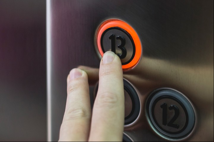 En algunos edificios se evita numerar el décimo tercer piso y se salta del 12 al 14, debido a una presunta mala suerte. (Foto: ilustración Shutterstock)