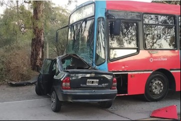 Tragedia en Mendoza: quiso esquivar un perro y murió al incrustar su auto contra un colectivo