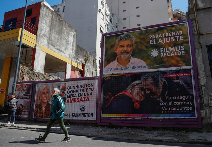 Carteles de propaganda electoral eternos en Buenos Aires.
Foto: EFE/David Fernández