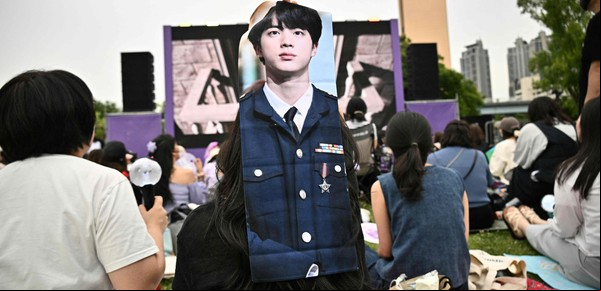 BTS tiñó de morado a Seúl para celebrar sus diez años de vida