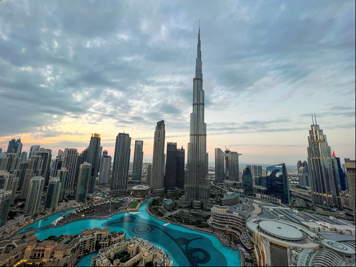 El Burj Al Khalifa cuenta con distintos miradores y ofrece la experiencia de colgarse de un arnés en las alturas. Foto REUTERS/Abdelhadi Ramahi