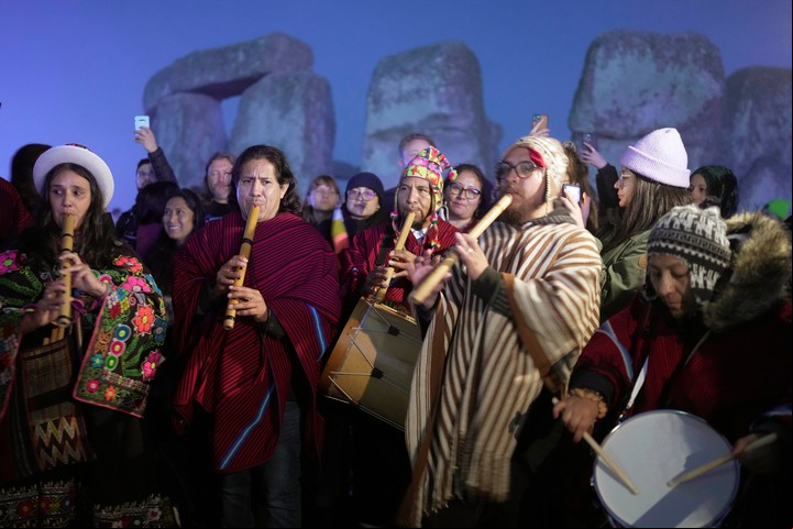 Druidas, paganos, hippies, vecinos, turistas y brujas y magos disfrazados (AP).