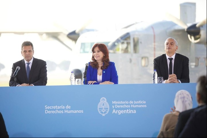 Sergio Massa, Cristina Kirchner y Horacio Pietragalla en el acto en Aeroparque. Foto: Ministerio de Economía