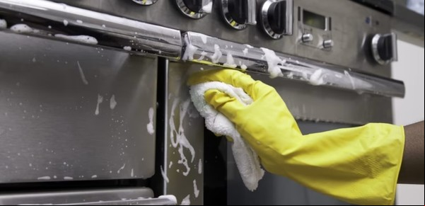 El truco infalible para eliminar la grasa acumulada en el horno en solo 30 minutos