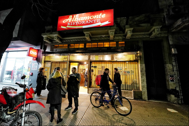 La entrada de Albamonte siempre tiene fila. Foto: Martín Bonetto