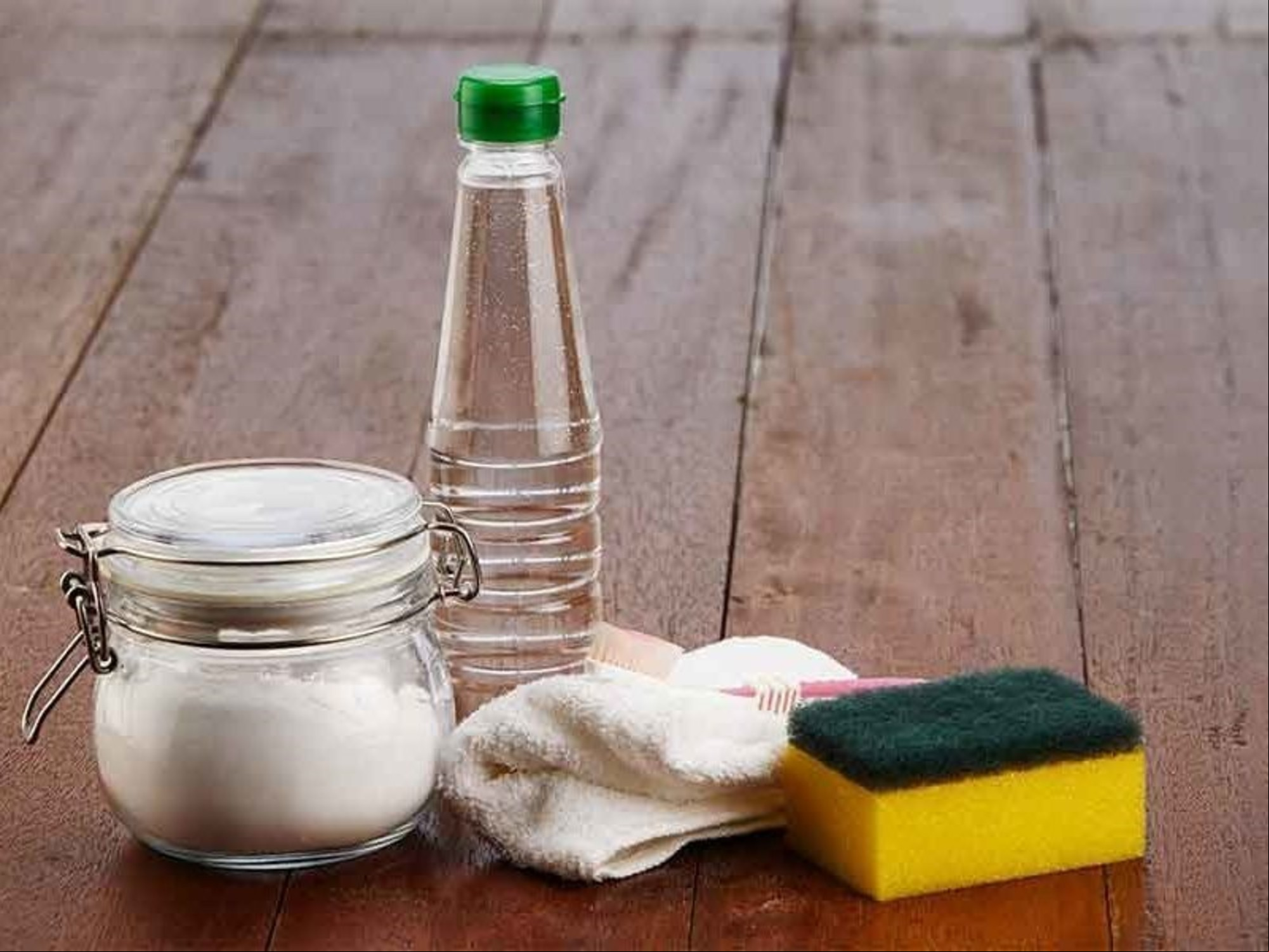 ¿Por qué no se debería mezclar bicarbonato y vinagre?
