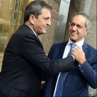Foto de Sergio Massa con Daniel Scioli: un abrazo en obediencia a Cristina para una reconciliación actuada