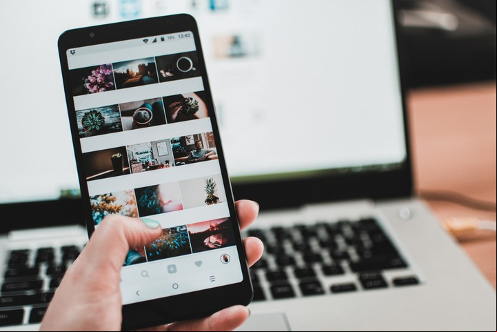 Snaptchat permite crear una carpeta en común con amigos, para compartir un material específico. Foto: Pexels.