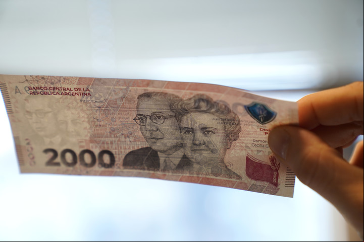 Al observar el billete con luz detrás aparecen medidas de seguridad claves. Foto: Guillermo Rodríguez Adami.