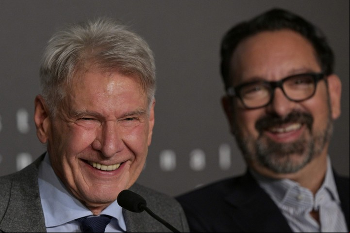 Siempre sonriendo, Harrison Ford en Cannes, junto al director de "Indiana Jones y el dial del destino", James Mangold. Foto AFP