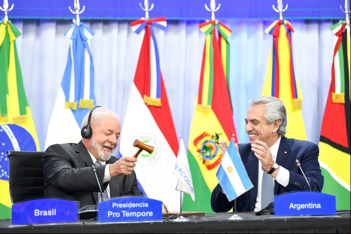 Alberto Fernánez entrega la presidencia protempore del Mercosur a Lula da Silva en Puerto Iguazí el 4 de julio último. Reuters