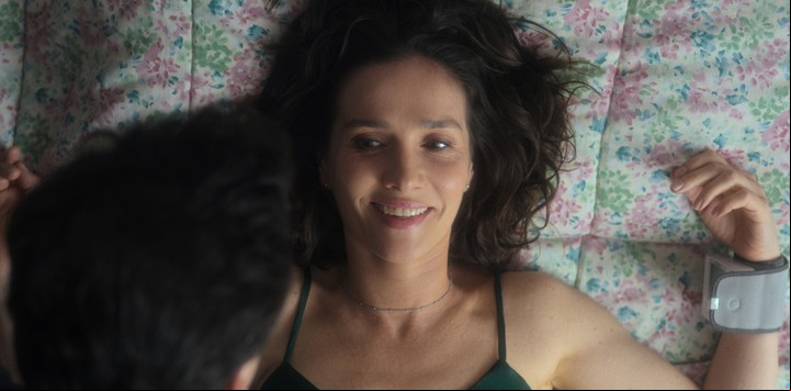 María (Oreiro) está enamorada de Javi (Velázquez), quien no termina de decirle que tiene una novia en el Uruguay (Violeta Urtizberea).