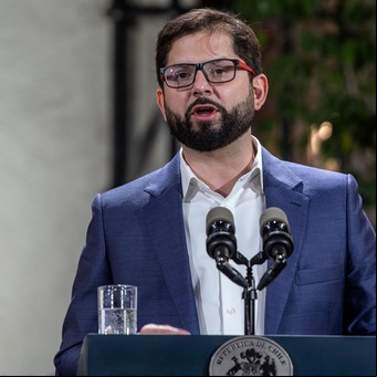 Chile: Gabriel Boric se distancia de Brasil y Argentina y condena la proscripción de la líder opositora de Venezuela