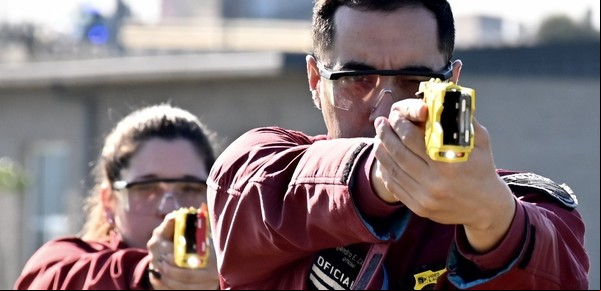 Así disparan e inmovilizan las pistolas Taser que la Policía de la Ciudad empieza a usar el 17 de julio