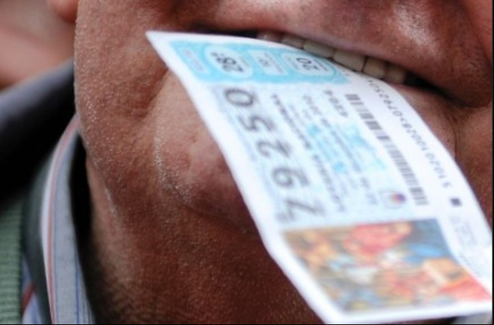 Ganó 55 millones de dólares pero no se lo dice a su familia por temor a que gasten todo,