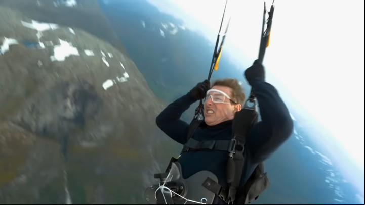 Véanle la cara. A sus 61 años Tom Cruise no le teme a nada, no tiene vértigo y hace las escenas más arriesgadas.