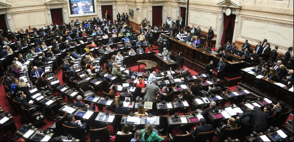 Con el Congreso paralizado, diputados y senadores se aumentan sus dietas 35% y cobrarán casi un $ 1 millón desde este mes