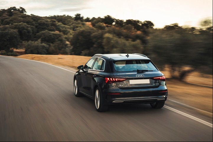 La versión 40 TFSI está equipada con un eficiente conjunto mecánico compuesto por un motor naftero 2.0 litros turbo de 190 CV y una caja automática de doble embrague y 7 marchas.