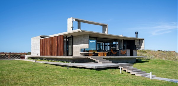 Casa Médanos: estrategias para ganarle a un terreno árido en la Costa Atlántica
