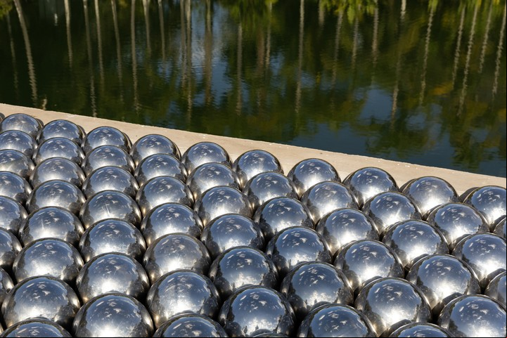 Narcissus Garden, 1996/2009, obra de la artista japonesa Yayoi Kusama expuesta en el Museo de Arte de Inhotim. Foto EFE/ Isaac Fontana