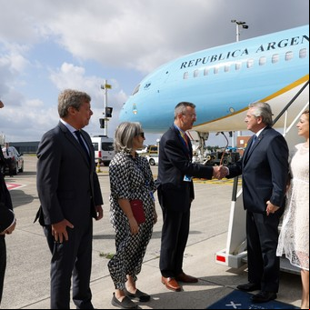 Alberto Fernández llegó a Bruselas para la cumbre de la CELAC y la Unión Europea y se reunirá por primera vez con Giorgia Meloni