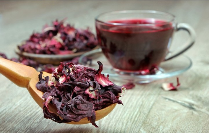 El característico color de la infusión de hibisco.