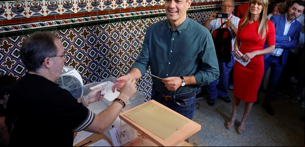 Pedro Sánchez perdió una banca por el voto en el exterior y se complica el camino para formar gobierno en España