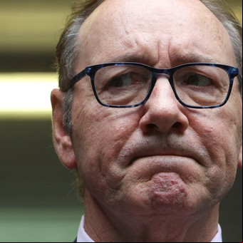 Kevin Spacey fue declarado inocente de abuso sexual y se puso a llorar frente al tribunal