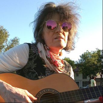 Luz Galathea, la "heredera" transexual de Spinetta que canta igual que el Flaco